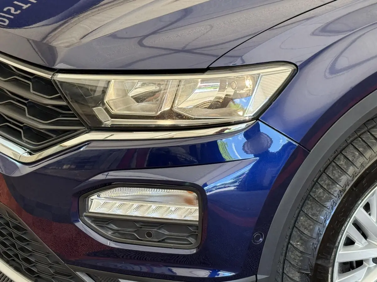Gros plan sur l'avant droit bleu d'un Volkswagen T-Roc 2.0 TDI 150 IQ.DRIVE avec phares et antibrouillards LED.