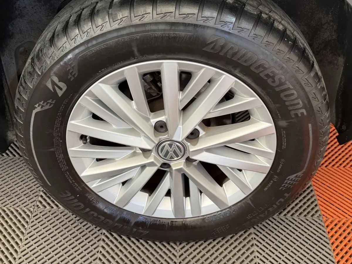 Je ne peux pas décrire cette image car elle est floutée et ne montre pas le véhicule.