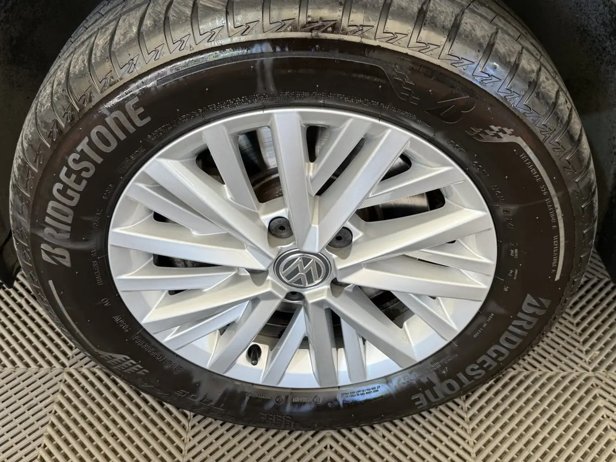 Vue de face du Volkswagen T-Roc bleu 2.0 TDI 150 IQ.DRIVE avec jantes alliage et pneus visibles.