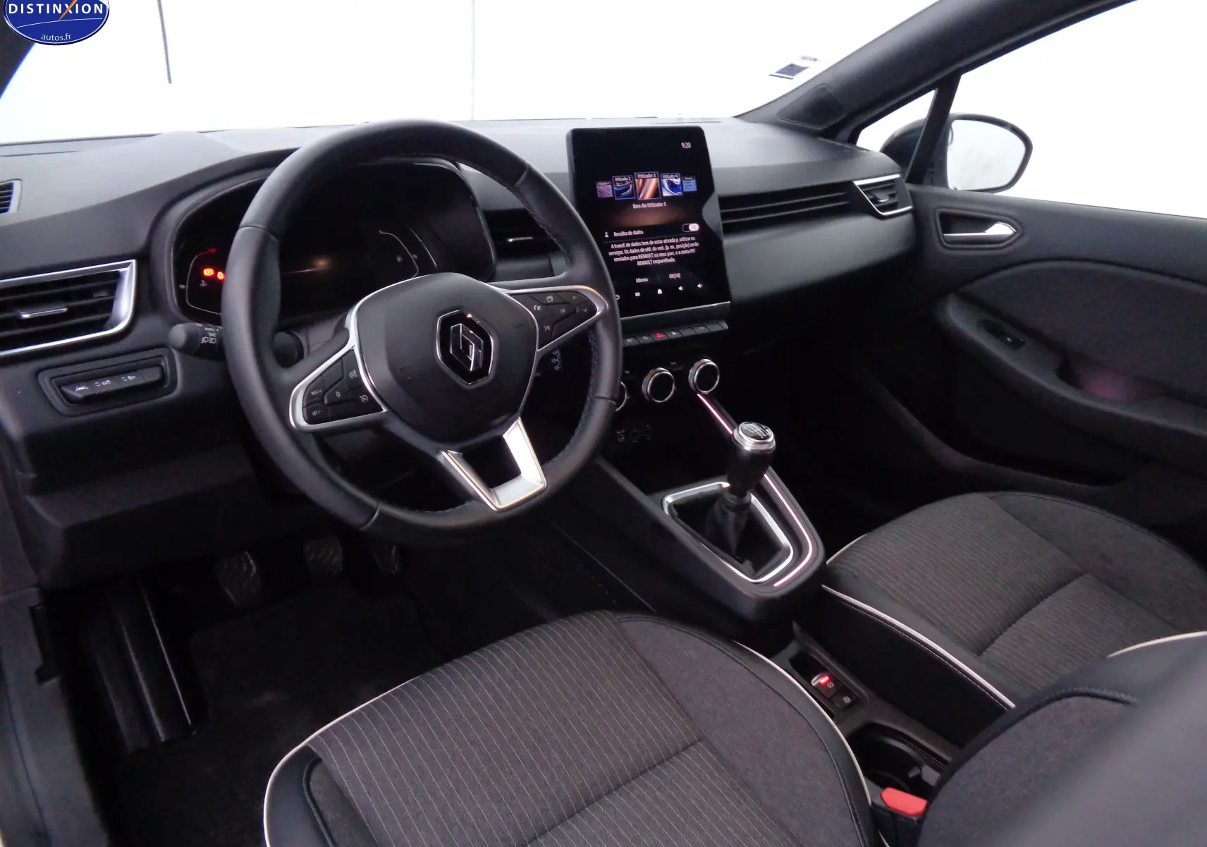 Intérieur de Renault Clio V 1.0 TCE 90 Intens 2021, vue côté conducteur avec volant multifonction et levier de vitesses manuel.