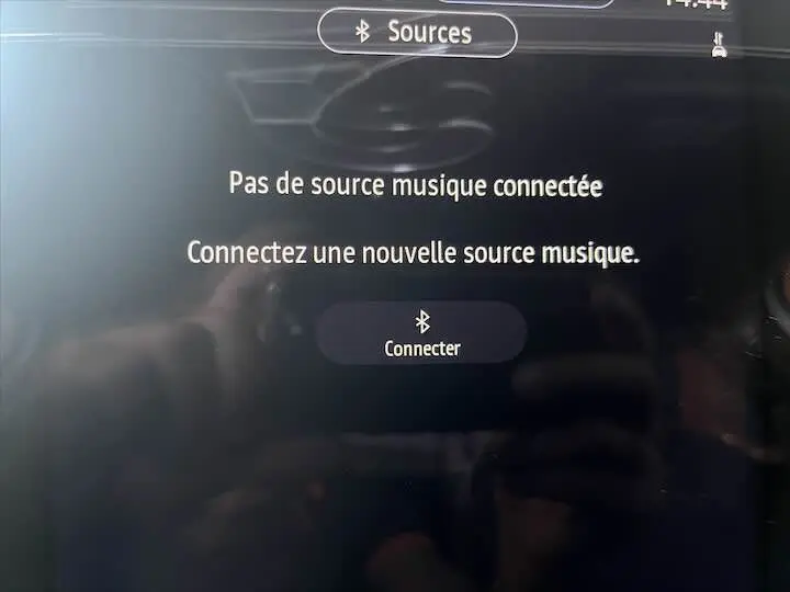 Écran tactile intérieur de la Renault Clio V blanc nacré affichant l'option Bluetooth pour connecter une source musicale.