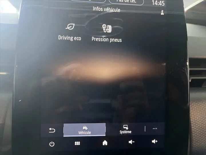 Écran tactile central de la Renault Clio V blanc nacré affichant les options de conduite éco et pression des pneus.