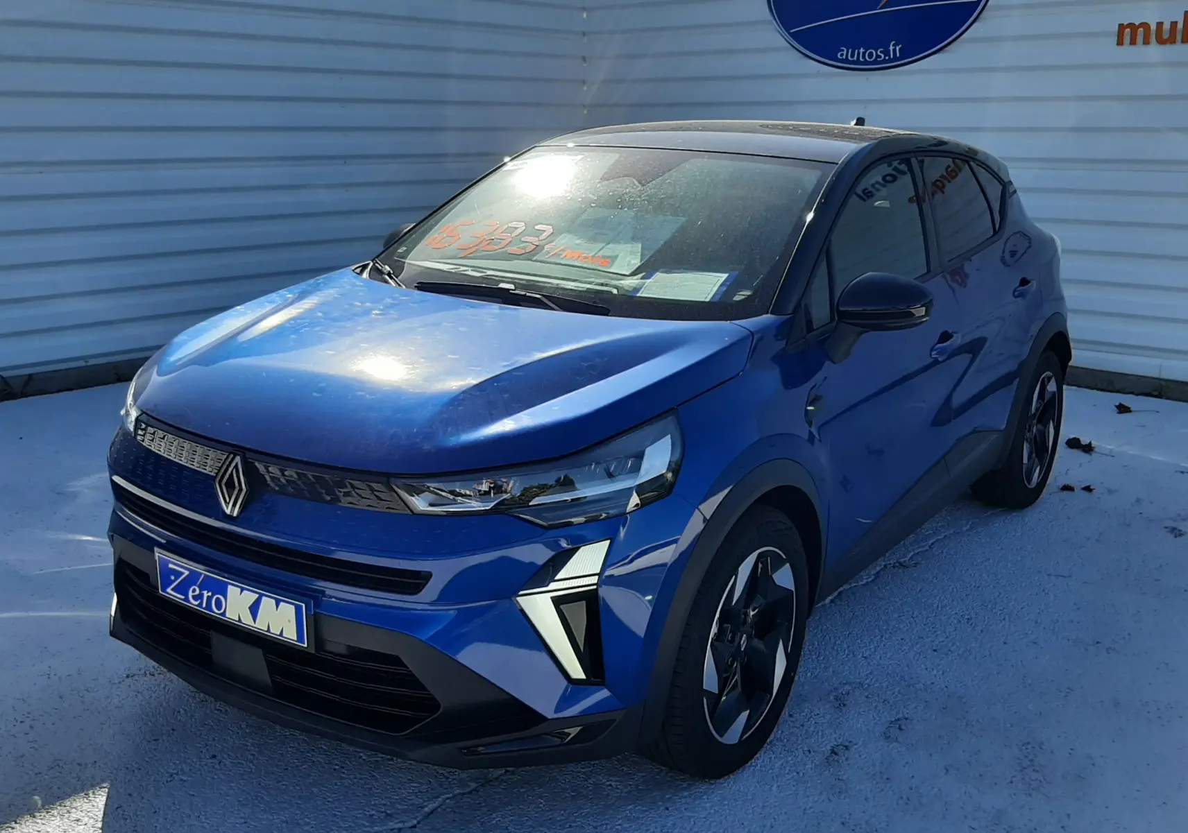 Renault Captur E-Tech Hybrid 145ch Techno bleu iron avec toit noir, vue 3/4 avant droit, jantes alliage et feux LED distinctifs.