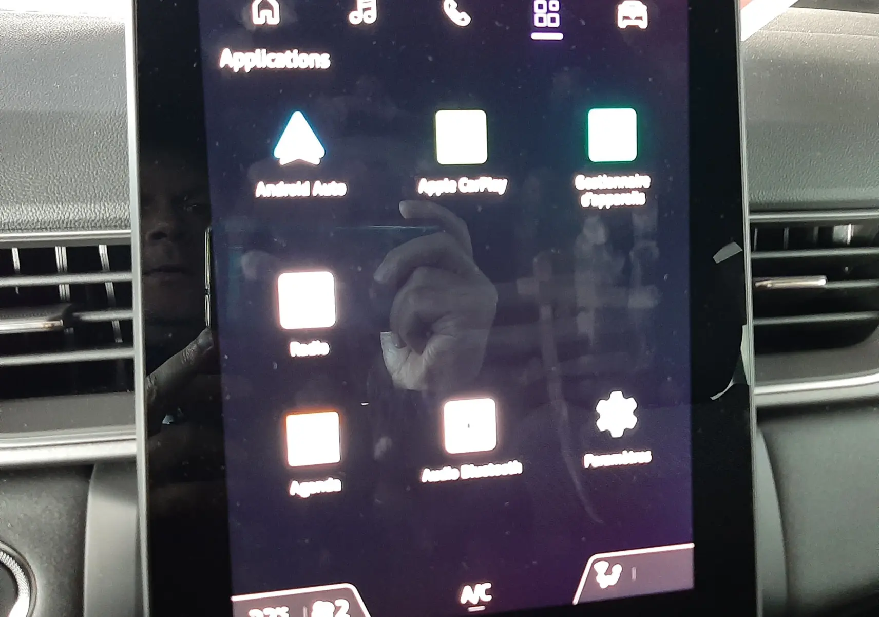 Écran tactile central du tableau de bord du Renault Captur E-Tech Hybrid 2024 affichant les applications connectées.