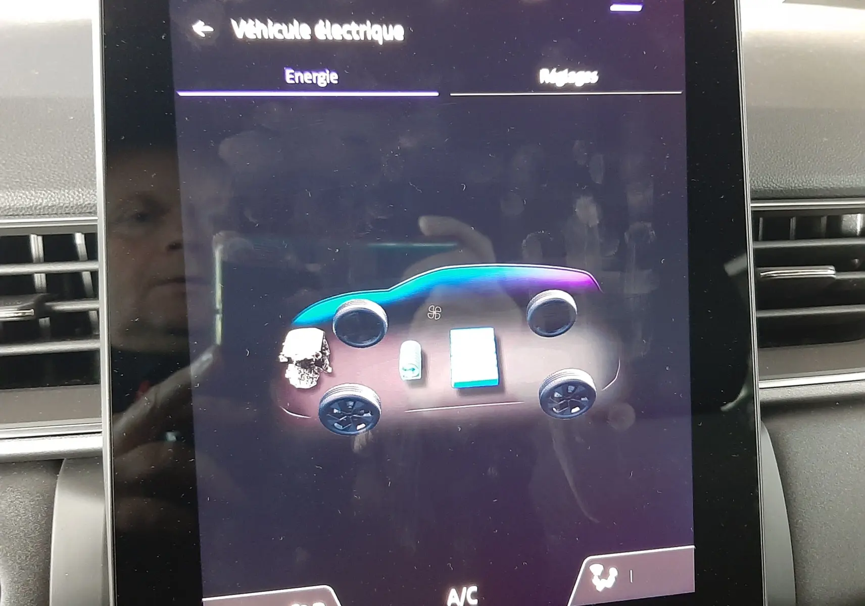 Écran tactile intérieur du Renault Captur E-Tech Hybrid 2024 affichant les informations sur l'énergie du véhicule.