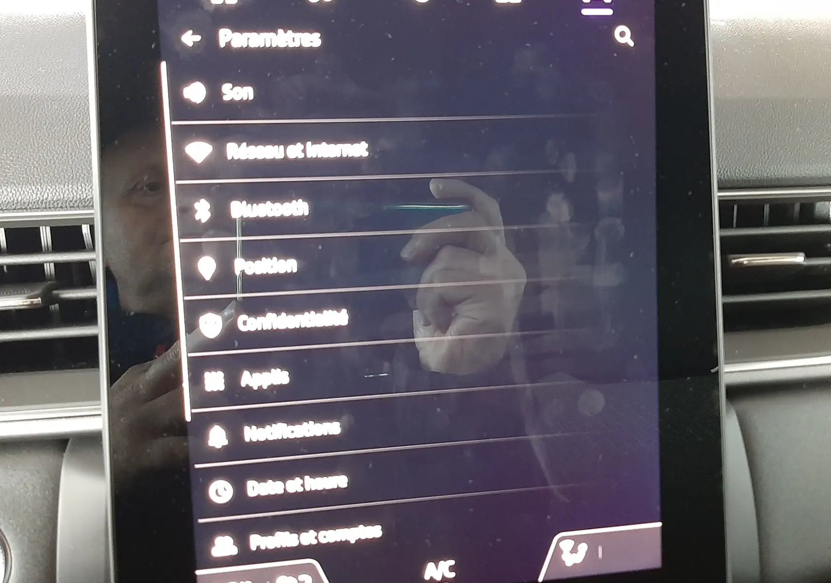 Écran tactile central du tableau de bord du Renault Captur E-Tech Hybrid 2024, affichant le menu des paramètres.