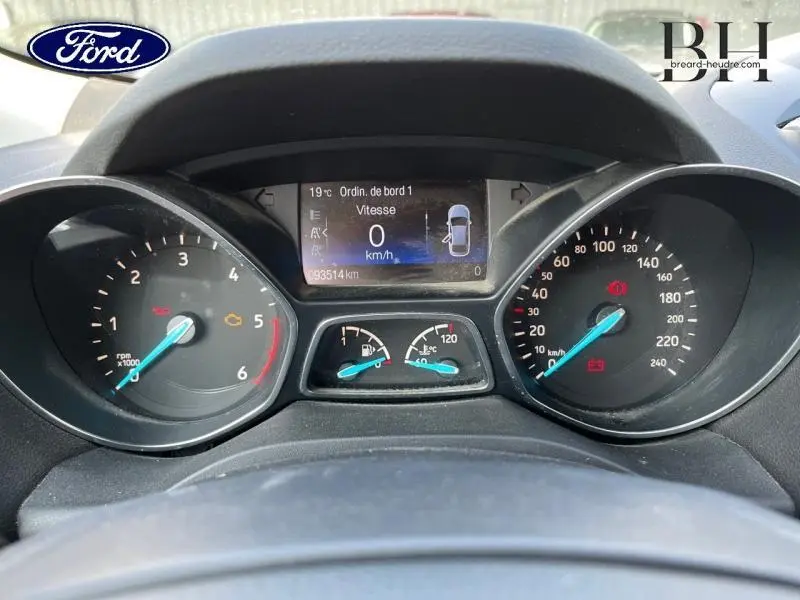 Vue rapprochée du tableau de bord du Ford Kuga 2017, affichage digital et compte-tours avec aiguilles bleues.