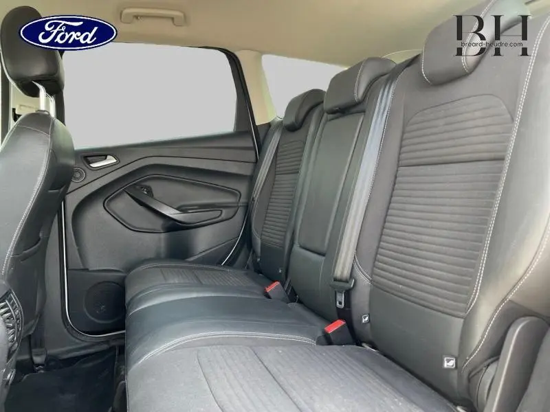 Vue intérieure sur la banquette arrière en cuir noir du Ford Kuga 2017 avec ceintures et appuie-têtes visibles
