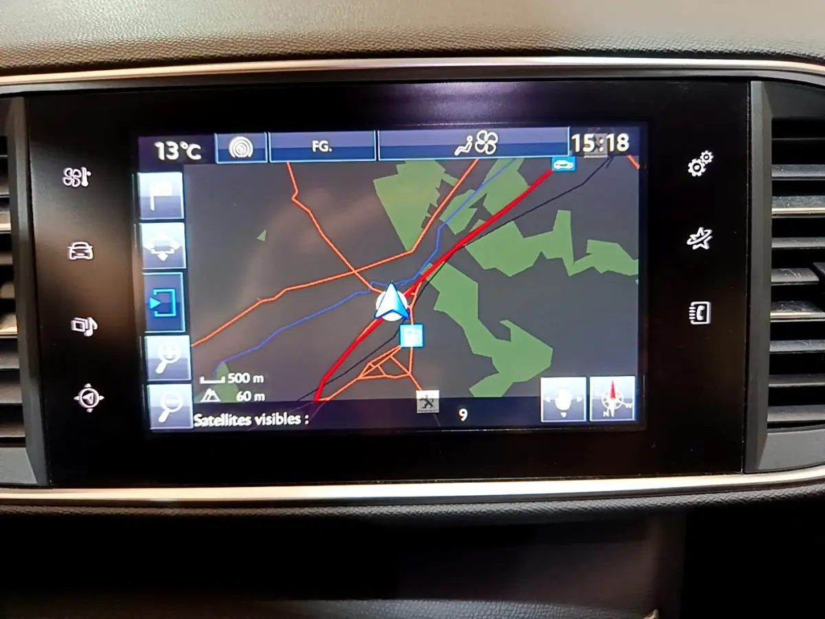 Écran tactile de navigation 9,7 pouces du Peugeot 308 GT Line 2016, affichant une carte avec options latérales.