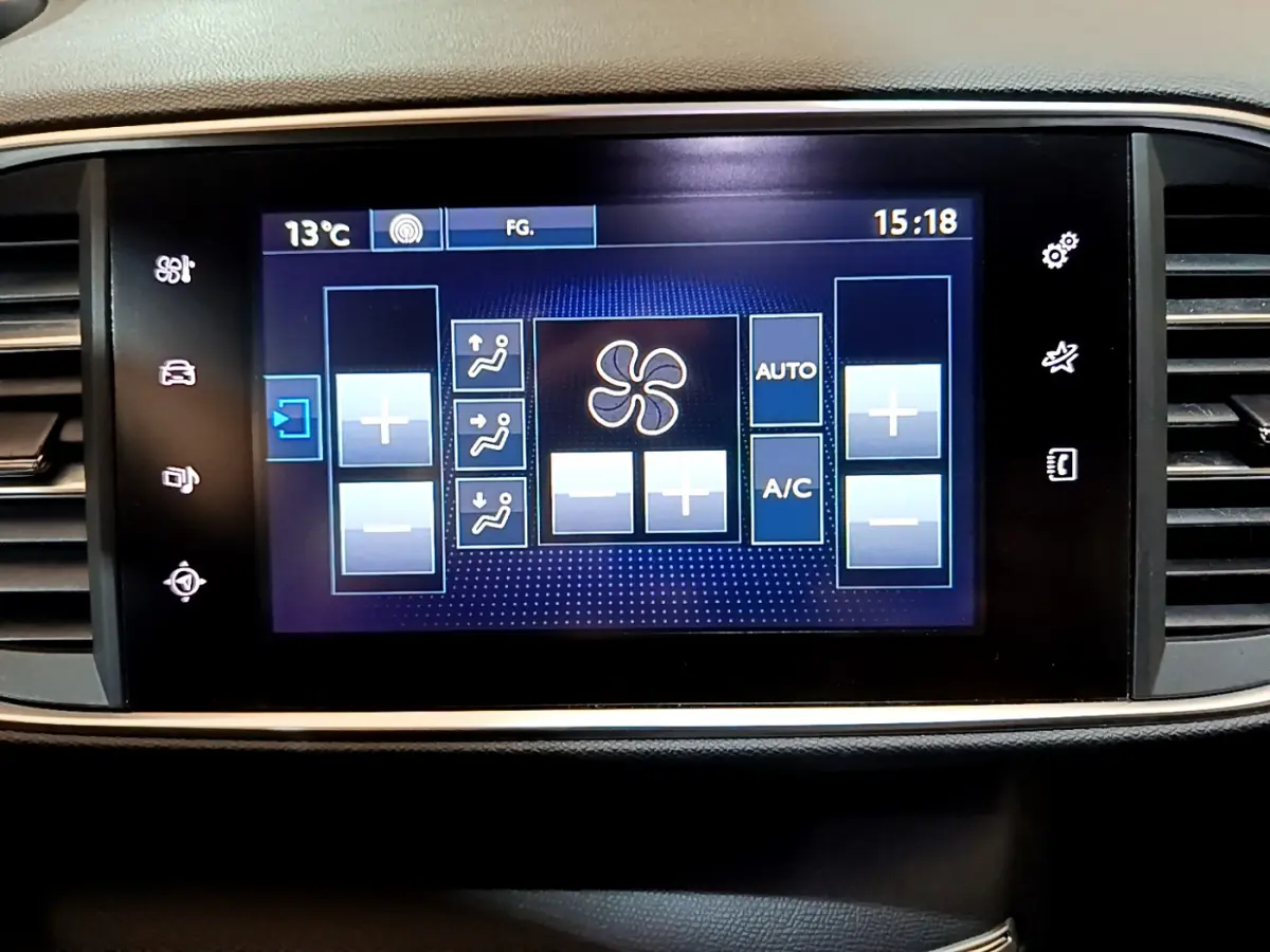 Écran tactile central affichant les réglages de climatisation de la Peugeot 308 GT Line gris foncé, vue de face.