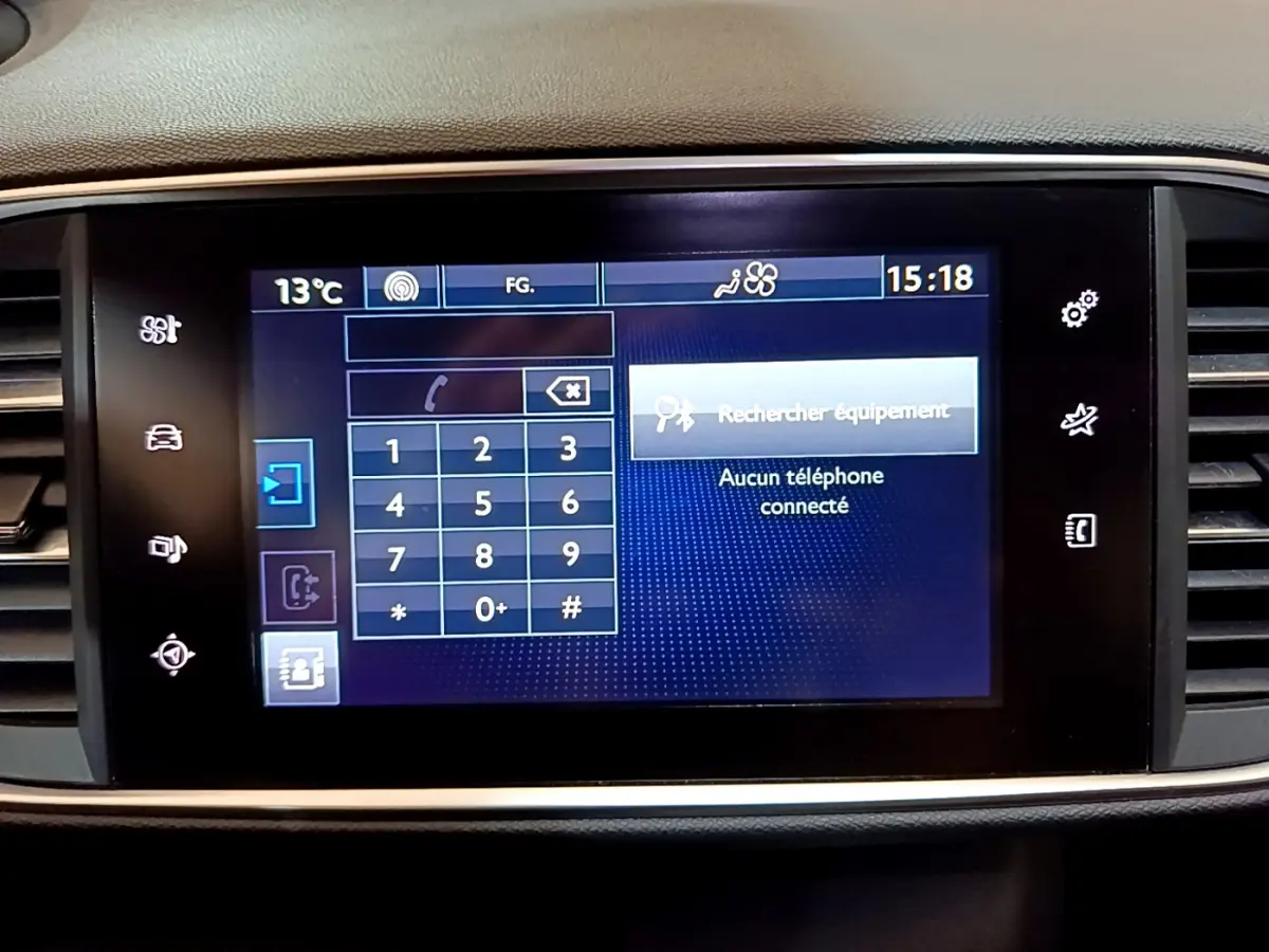 Écran tactile central de la Peugeot 308 GT Line 2016 affichant le menu de connexion téléphone, entouré de commandes noires.