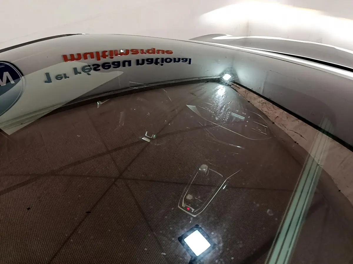 Vue intérieure du tableau de bord et console centrale de la Peugeot 308 gris foncé, version GT Line 2016.