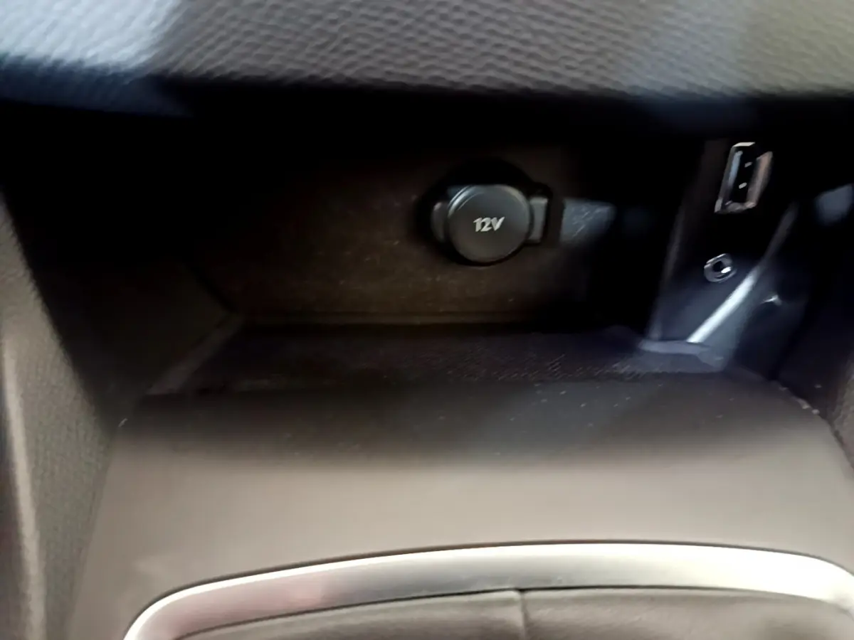 Prise 12V et port USB dans le rangement central noir de la Peugeot 308 GT Line gris foncé, intérieur 2016.