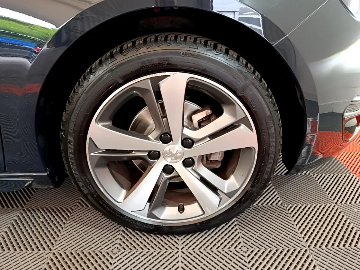Gros plan sur la roue avant gauche gris foncé d'une Peugeot 308 1.2 PureTech 130 S&S GT Line avec jante alliage cinq branches