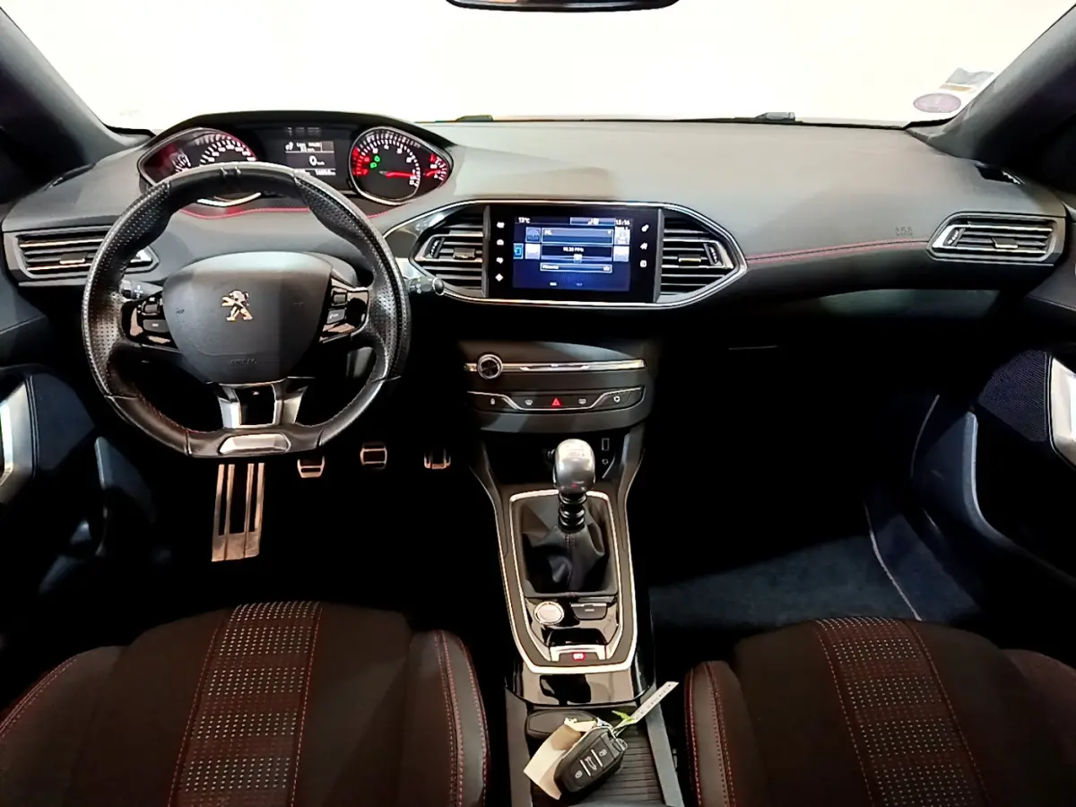 Intérieur Peugeot 308 GT Line 2016 vu de face, volant cuir, écran tactile 9,7 pouces et levier de vitesses manuel.