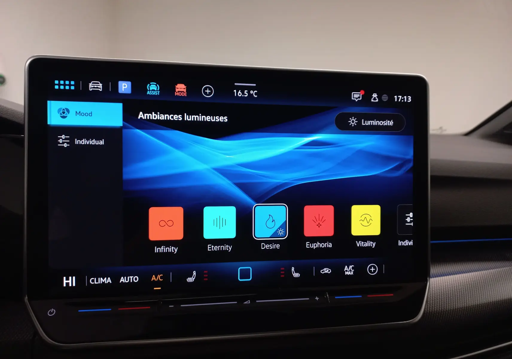 Écran tactile central du Volkswagen Golf 2.0 TDI 150 DSG7 R-Line 2026 affichant les ambiances lumineuses.