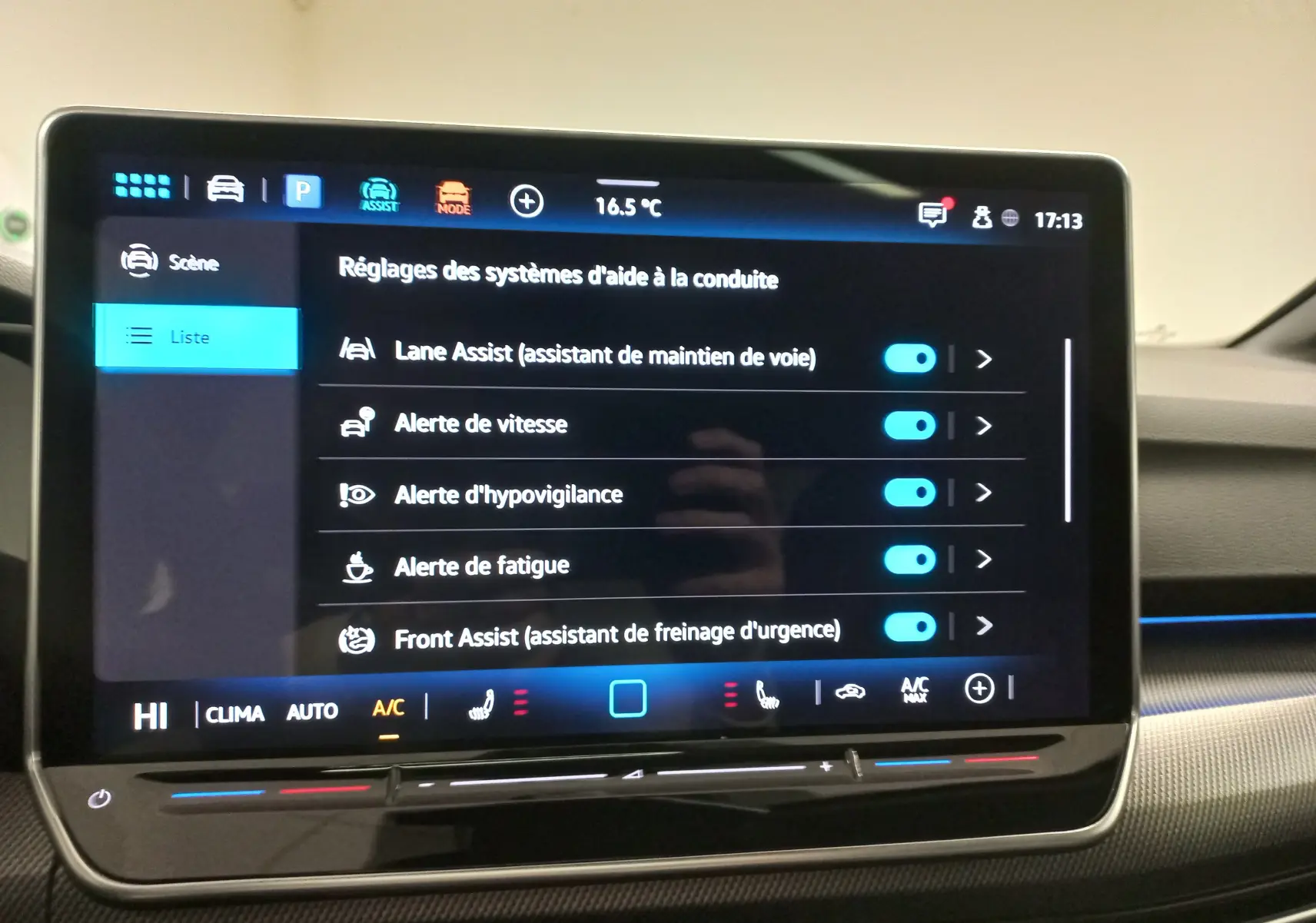 Écran tactile central de la Volkswagen Golf 2.0 TDI 150 DSG7 R-Line affichant les réglages d’aide à la conduite.