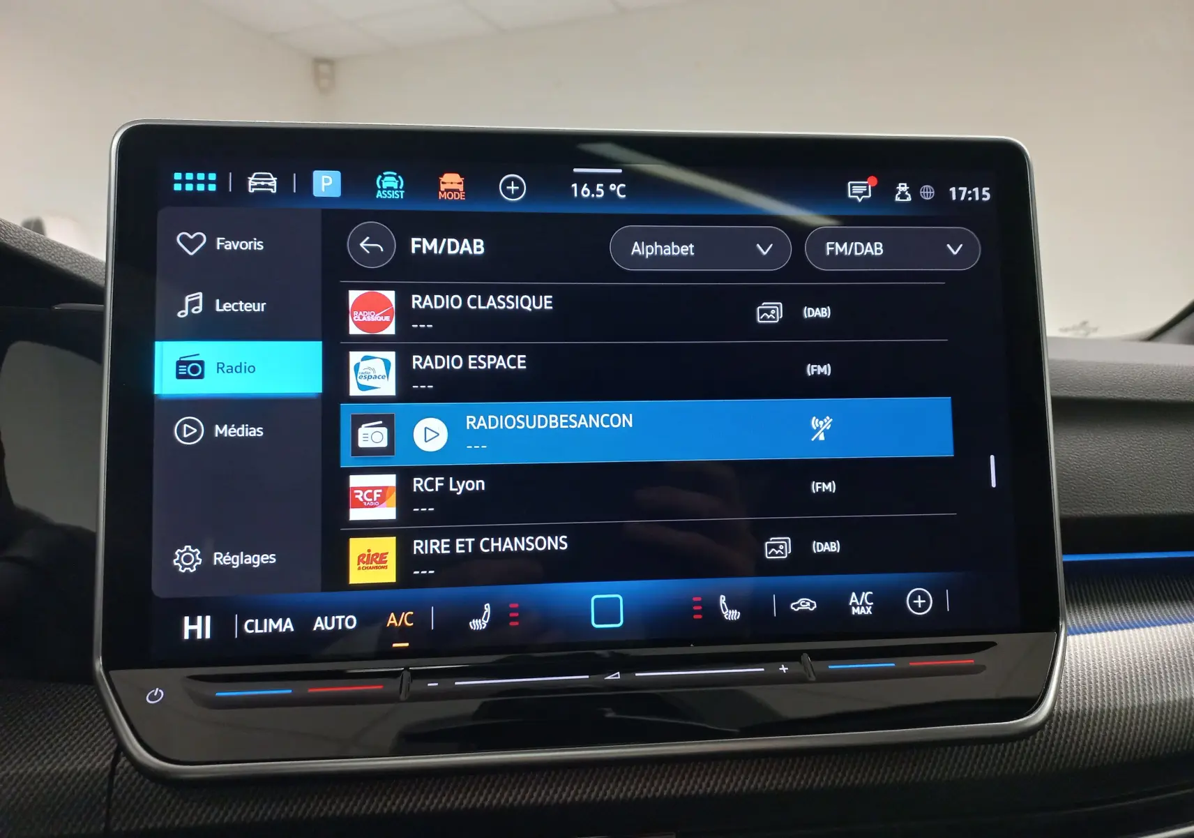 Écran tactile central de la Volkswagen Golf 2.0 TDI 150 DSG7 R-Line 2026 affichant les stations radio FM/DAB.