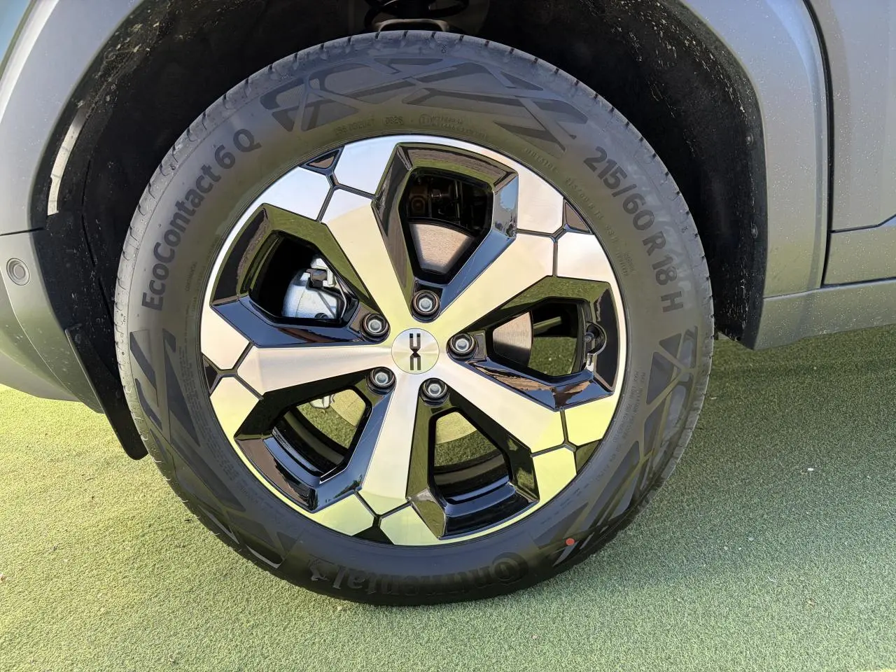 Gros plan sur la jante alliage diamantée 18 pouces du Dacia Duster III kaki lichen, avec pneu Continental EcoContact 6Q.