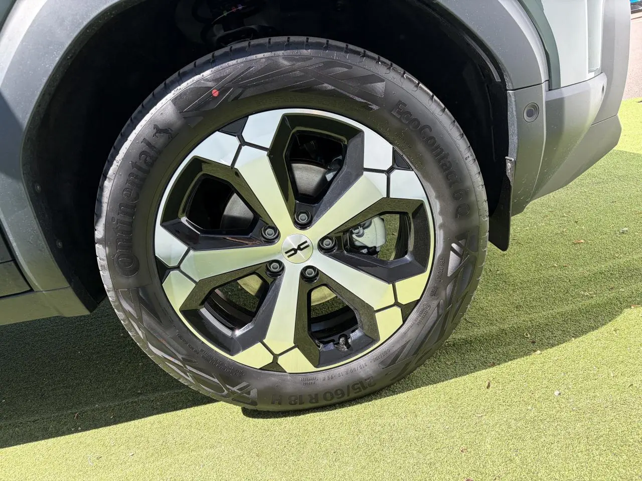 Gros plan sur la jante alliage 18 pouces diamantée Tagasan du Dacia Duster 2026 couleur kaki lichen.