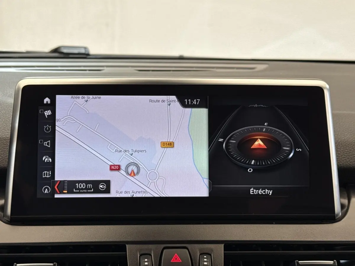 Écran tactile 8,8 pouces du tableau de bord de BMW Série 2 Active Tourer gris foncé, affichant navigation et boussole.