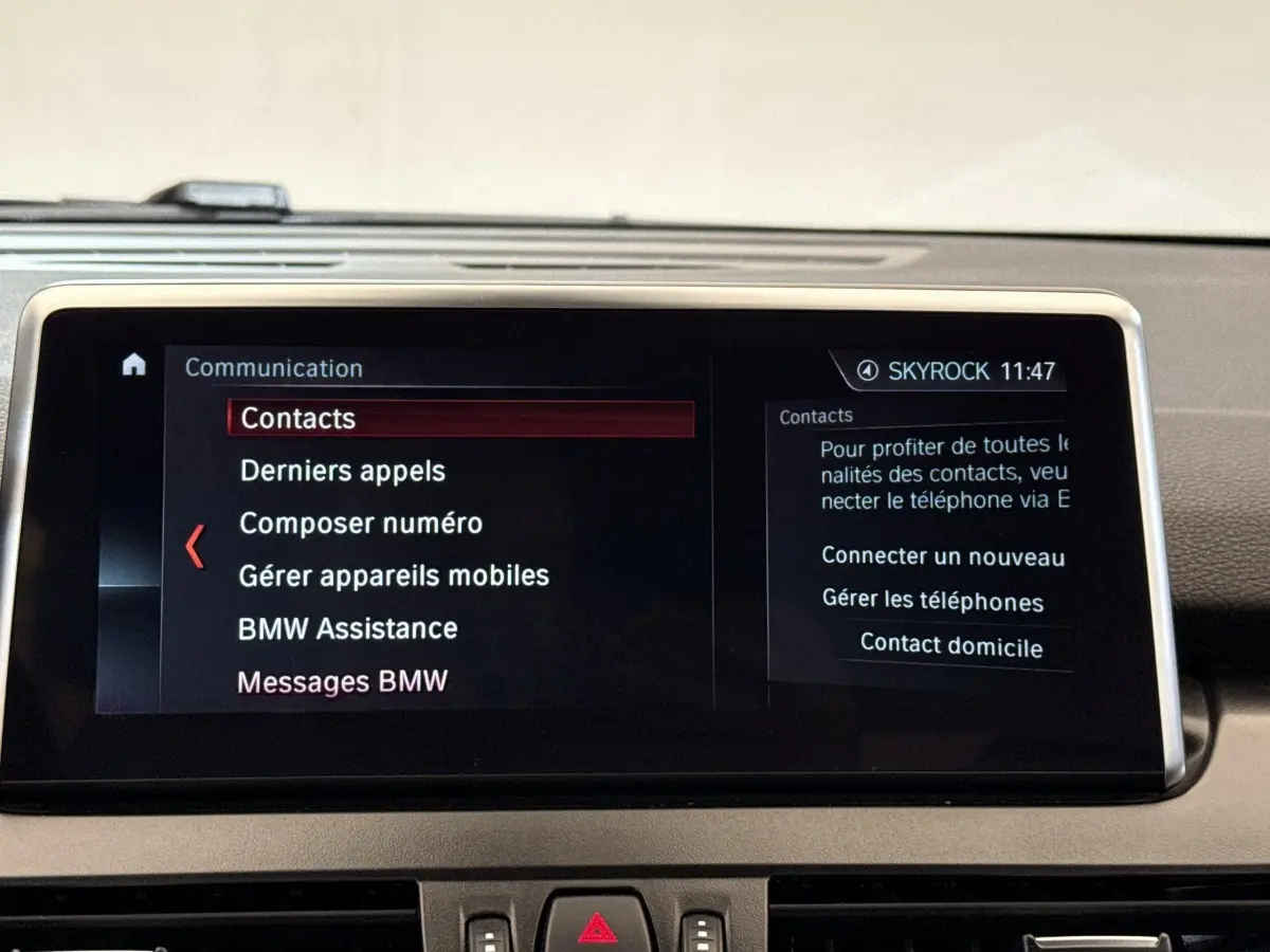Écran tactile central affichant le menu communication dans l’habitacle d’une BMW Série 2 Active Tourer gris foncé.