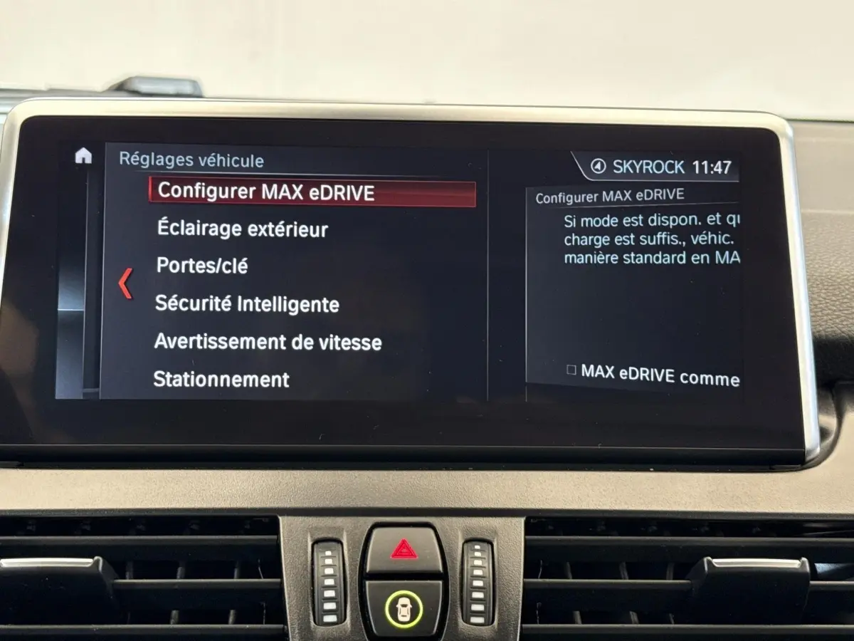 Écran tactile intérieur de la BMW Série 2 Active Tourer 225xe gris foncé affichant les réglages MAX eDRIVE.