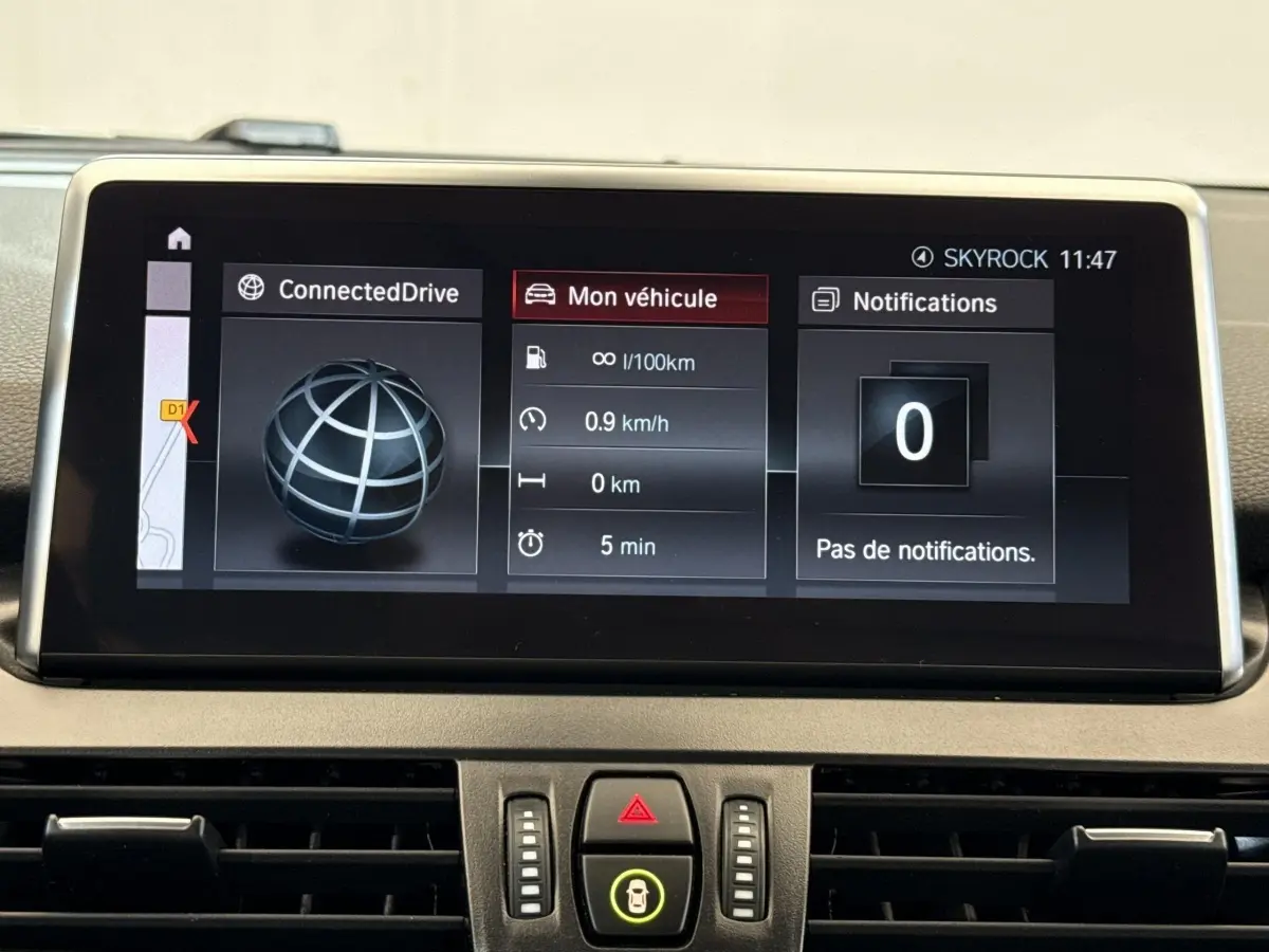 Écran tactile central du tableau de bord de la BMW Série 2 Active Tourer gris foncé, affichage connecté et notifications.