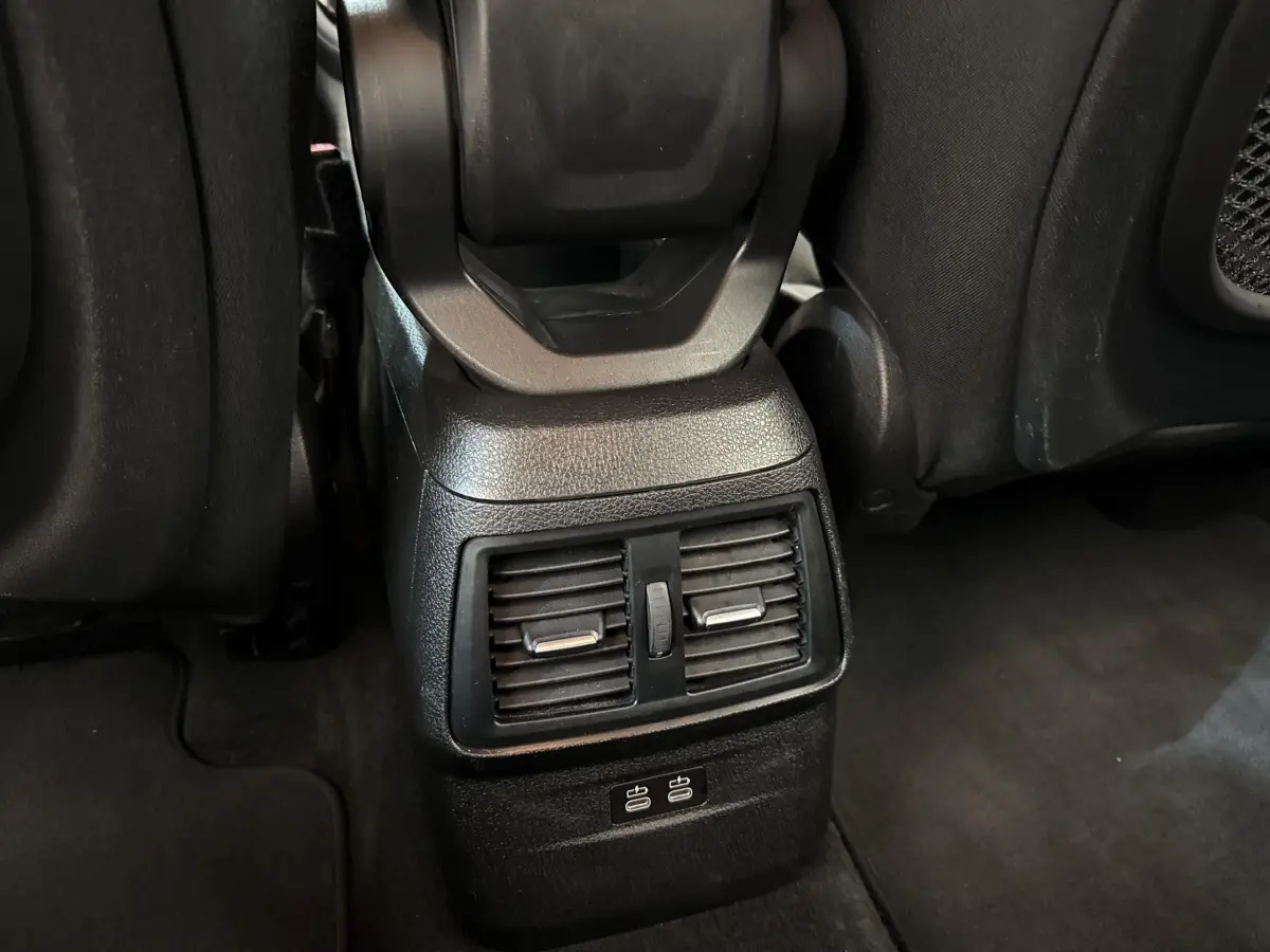 Vue rapprochée des aérateurs arrière et ports USB du BMW Série 2 Active Tourer gris foncé, version 225xe Business Design.
