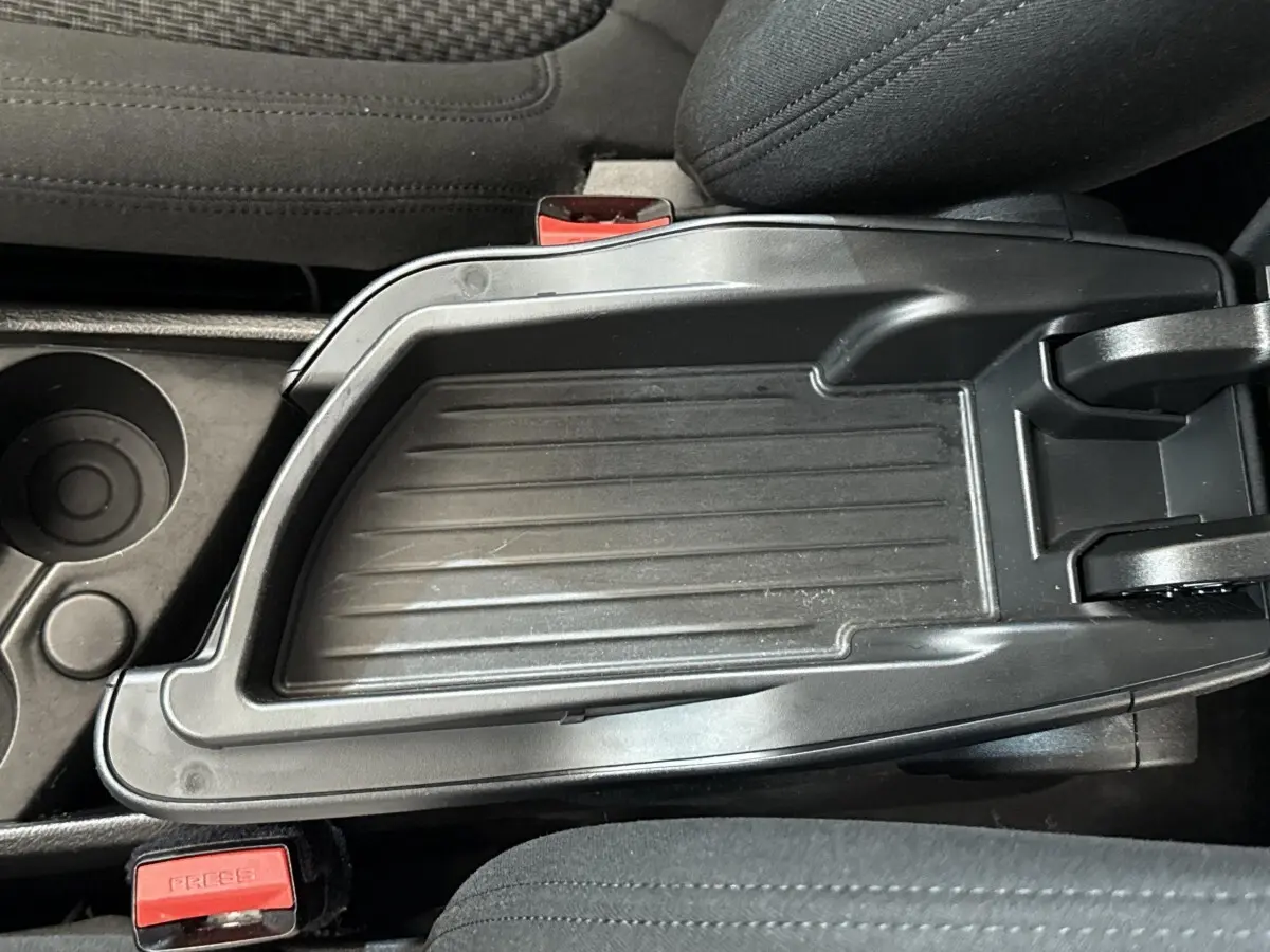 Gros plan sur la console centrale noire avec accoudoir et porte-gobelets intérieur BMW Série 2 Active Tourer 225xe.