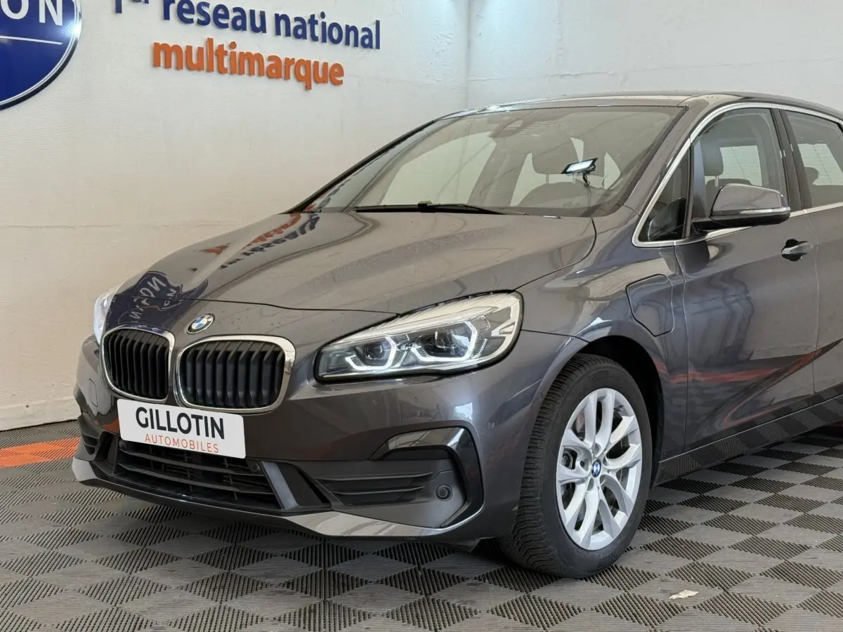 BMW Série 2 Active Tourer gris foncé vue 3/4 avant droit avec phares LED et calandre double haricot.