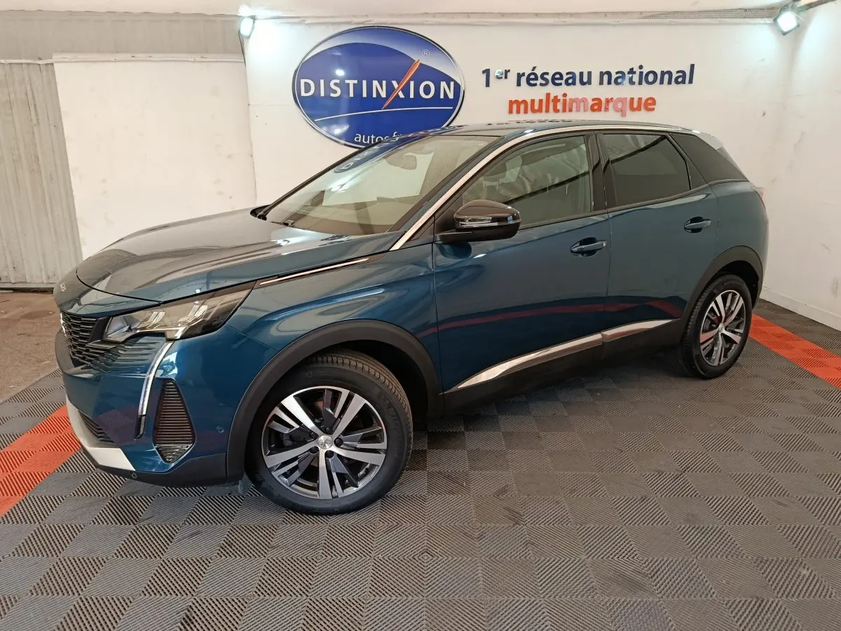 Peugeot 3008 PureTech 130 S&S Allure bleu vue 3/4 avant droit dans un showroom avec logo Distinxion.