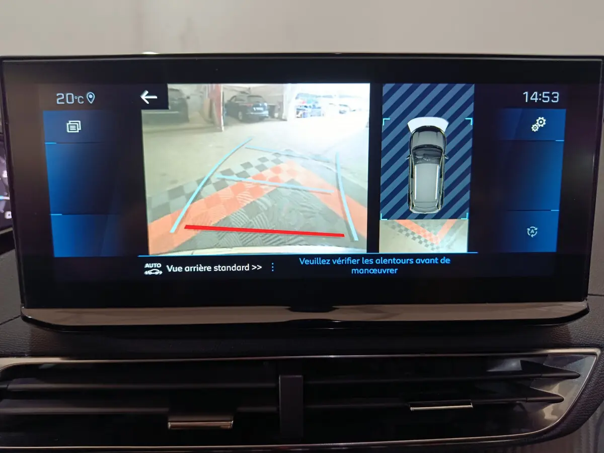 Écran tactile du tableau de bord du Peugeot 3008 bleu, affichant la caméra de recul et l'aide au stationnement arrière.