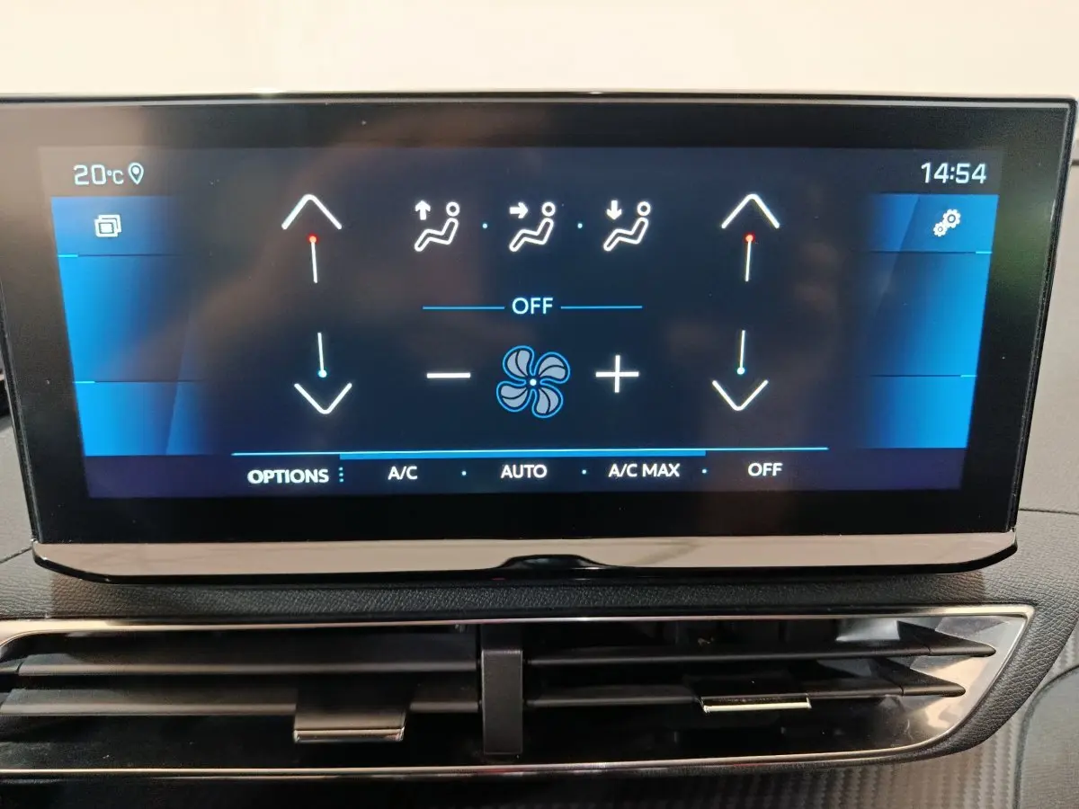 Écran tactile central affichant les commandes de climatisation du Peugeot 3008 bleu, vue intérieure rapprochée.