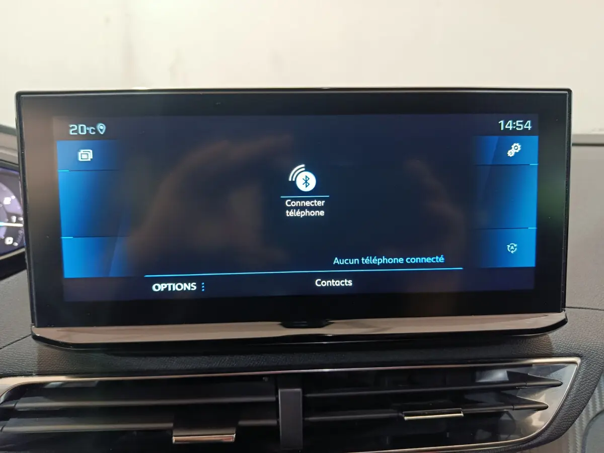 Écran tactile central bleu affichant la connexion Bluetooth dans l'habitacle du Peugeot 3008 bleu PureTech 130 S&S Allure 2022