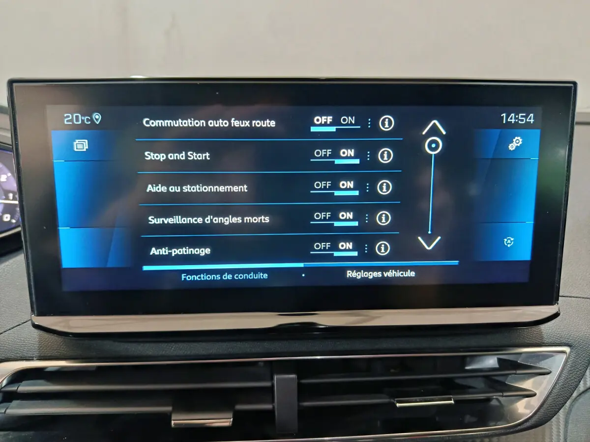 Écran tactile central du tableau de bord du Peugeot 3008 bleu, affichant les réglages d'aide à la conduite.