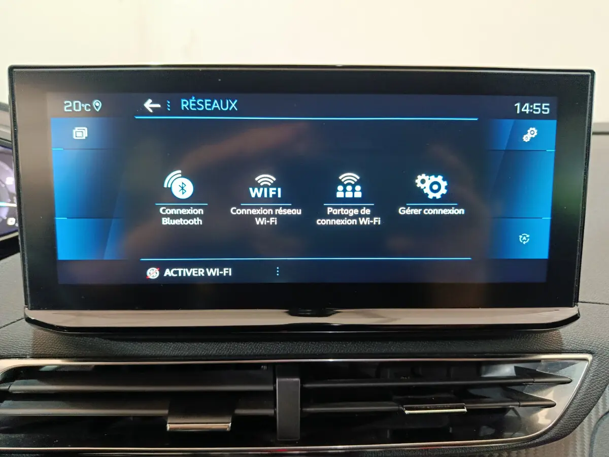 Écran tactile central du tableau de bord du Peugeot 3008 bleu 2022 affichant les options de connexion Wi-Fi et Bluetooth.