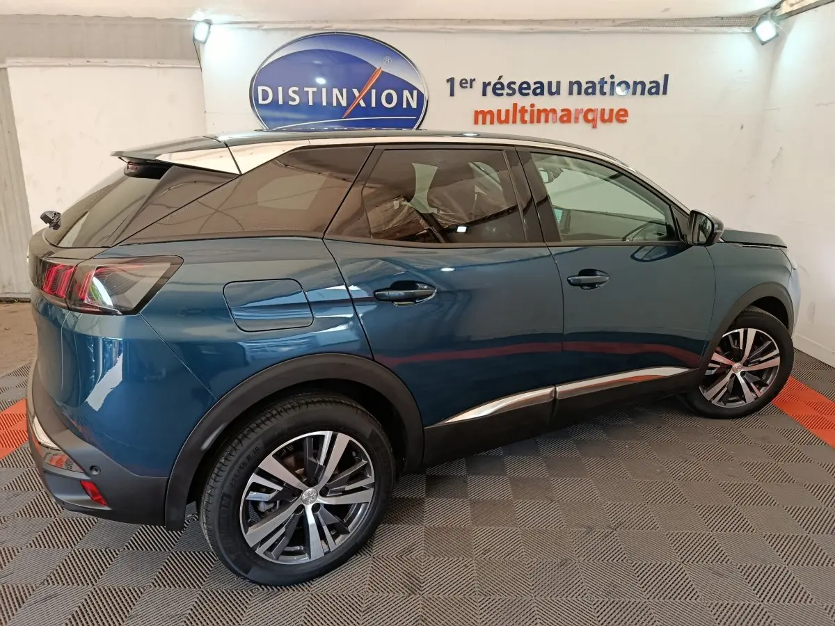Vue de profil côté gauche d'un Peugeot 3008 bleu 2022 avec jantes alliage et toit noir contrasté