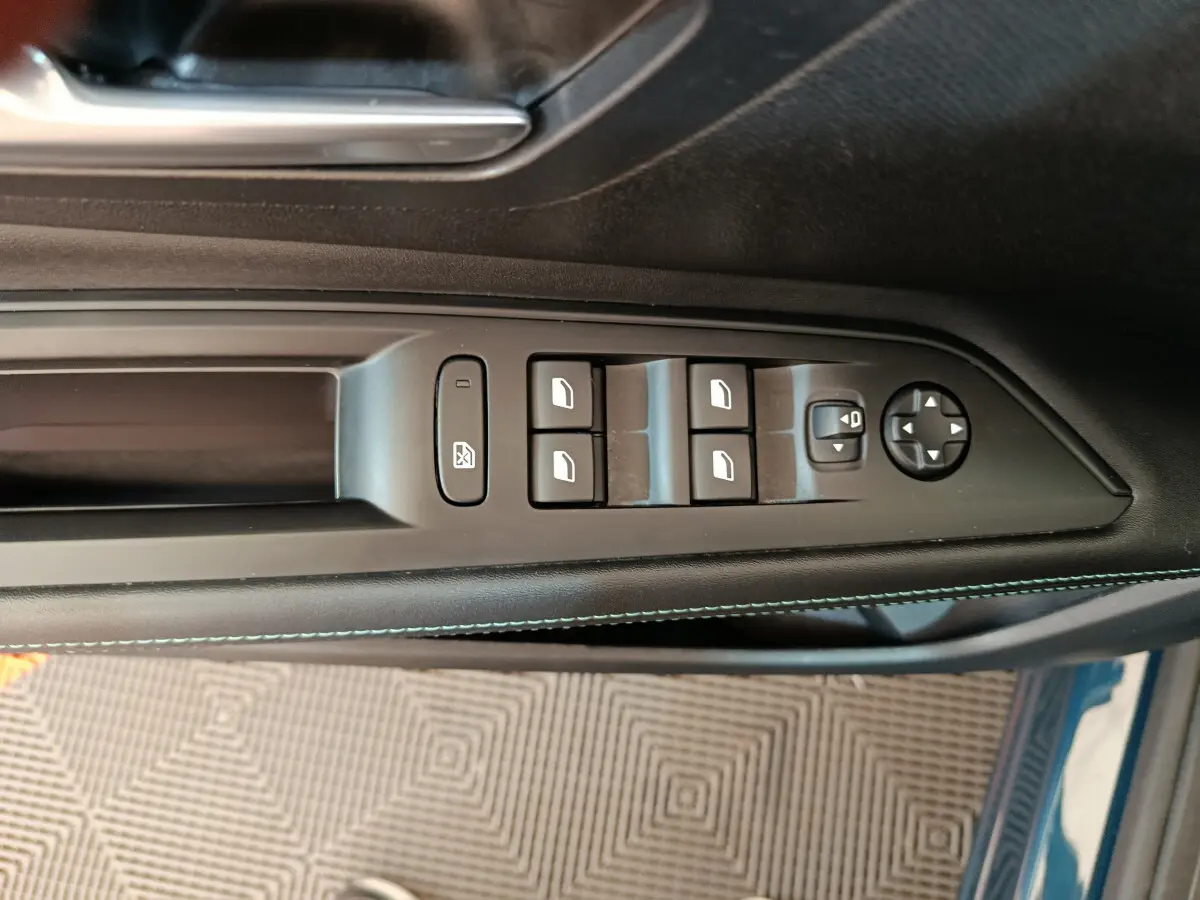 Commande des vitres et réglage des rétroviseurs côté conducteur du Peugeot 3008 bleu PureTech 130 S&S Allure 2022