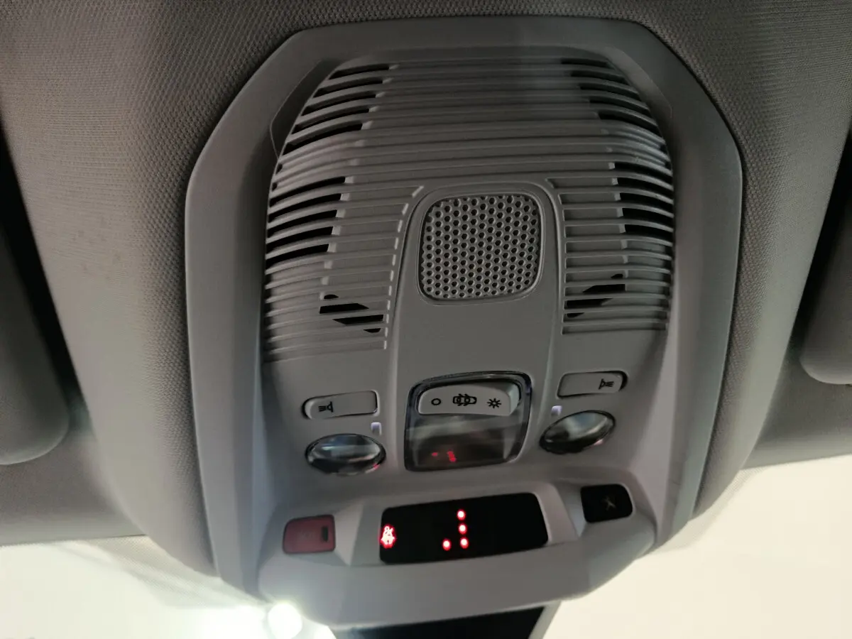 Vue en gros plan du plafonnier gris avec commandes d'éclairage et système d'appel d'urgence du Peugeot 3008 bleu 2022
