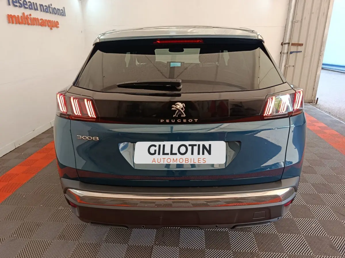 Vue arrière d'un Peugeot 3008 bleu 2022 avec feux LED caractéristiques et logo Peugeot visible sur le hayon.