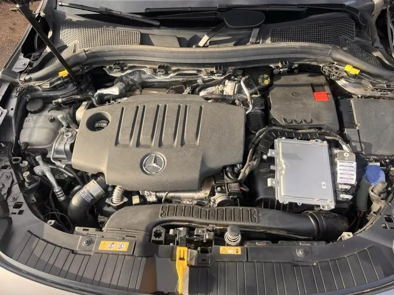 Vue plongeante sur le moteur diesel d'une Mercedes GLA 200 d 150ch AMG Line, capot ouvert, détails mécaniques visibles.