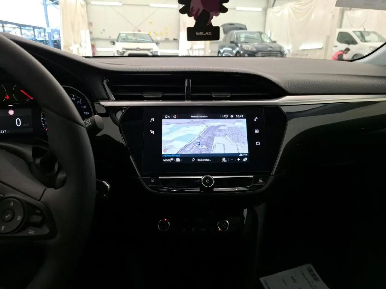 Vue intérieure du tableau de bord de l'Opel Corsa 2023 avec écran tactile 7 pouces affichant la navigation.