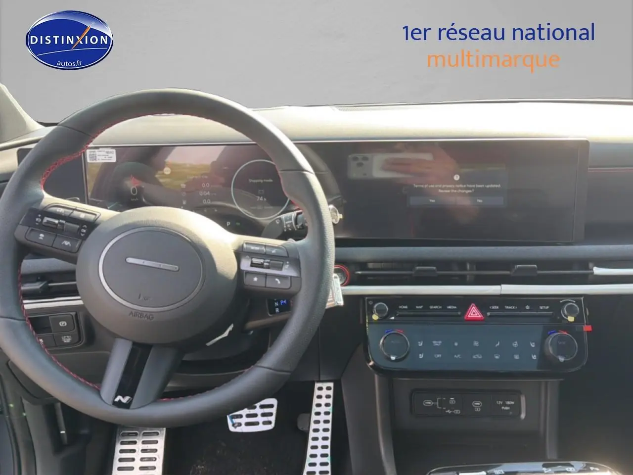 Vue intérieure centrée sur le volant cuir noir avec surpiqûres rouges du Hyundai Tucson 2026 hybride N Line Executive.