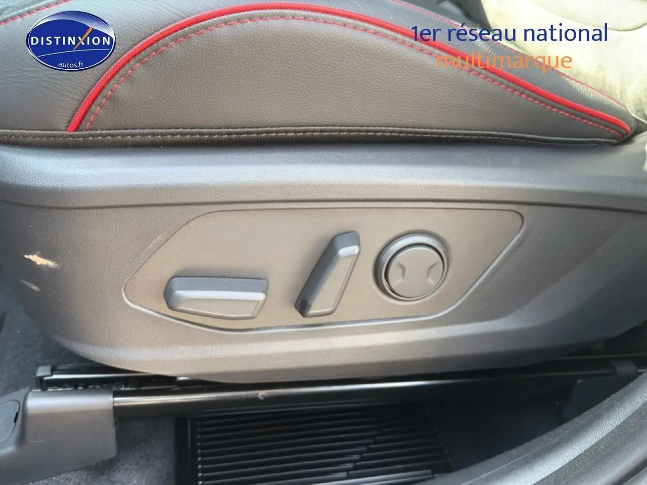 Détail des commandes électriques du siège conducteur en cuir noir avec surpiqûres rouges du Hyundai Tucson 2026 gris shadow.