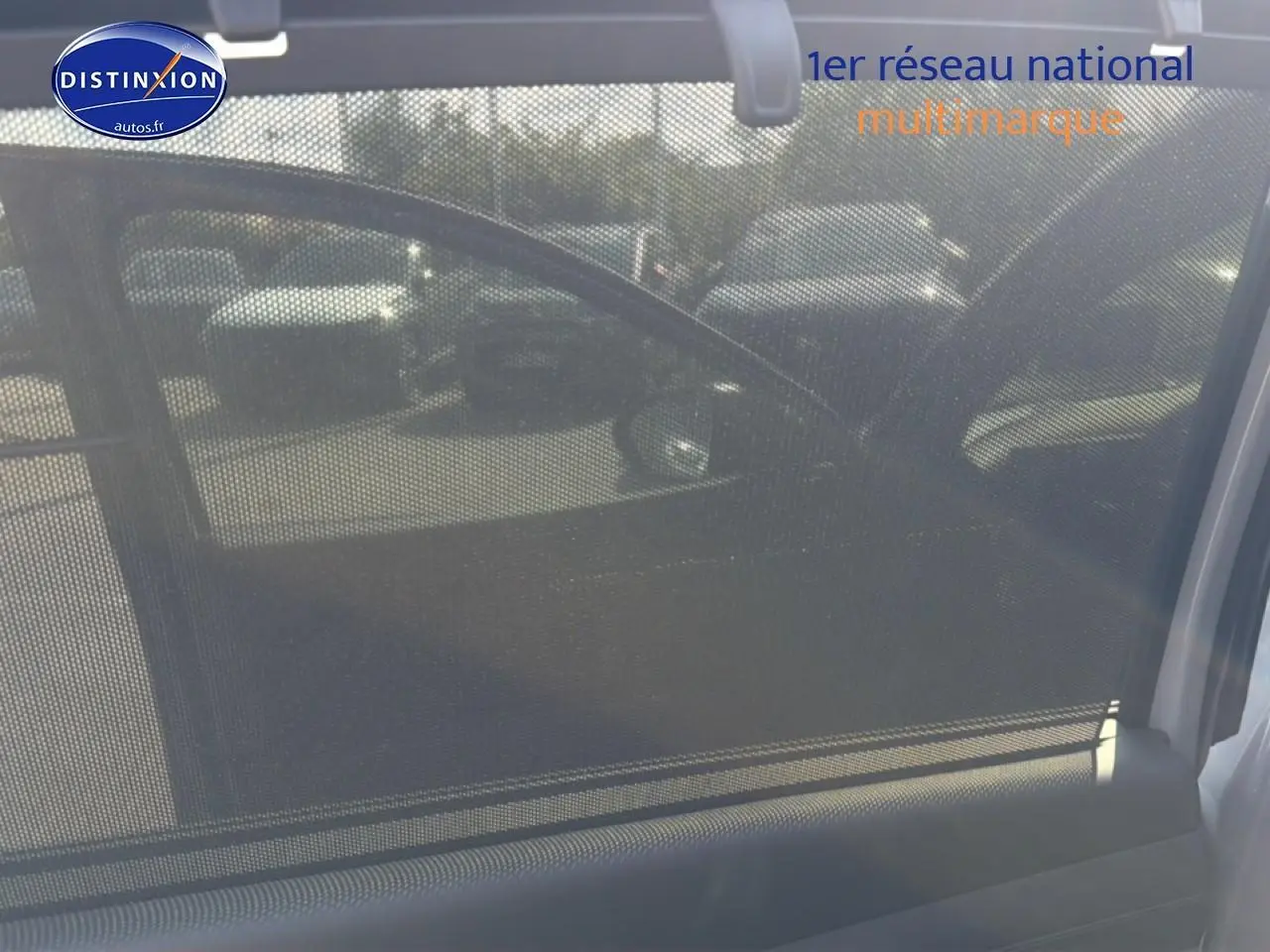Vue intérieure côté gauche du Hyundai Tucson 2026 gris shadow avec pare-soleil latéral déployé sur la porte.