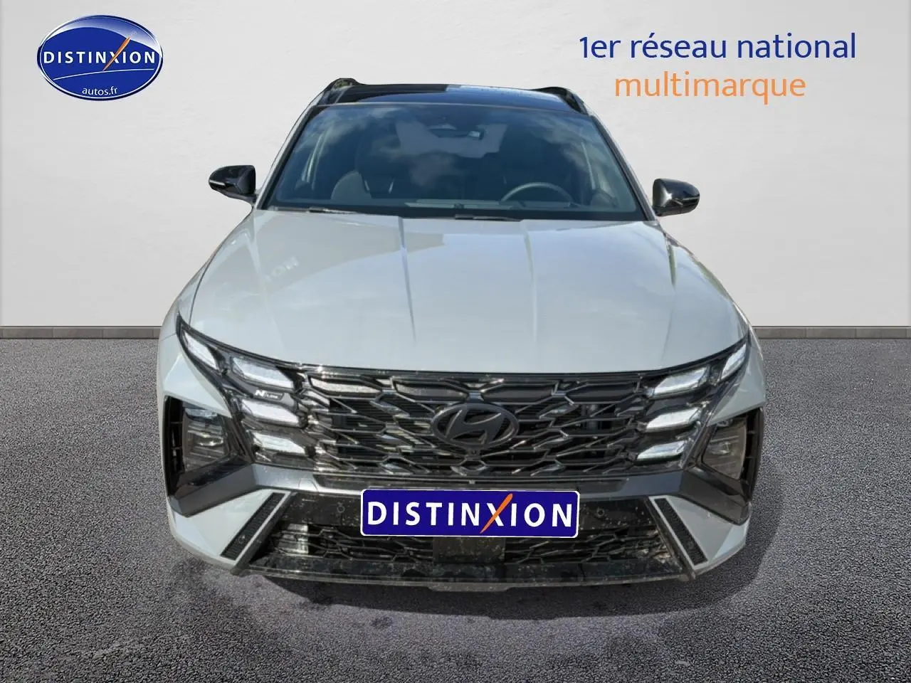 Vue avant d'un Hyundai Tucson gris shadow 2026 avec calandre noire et phares LED intégrés.