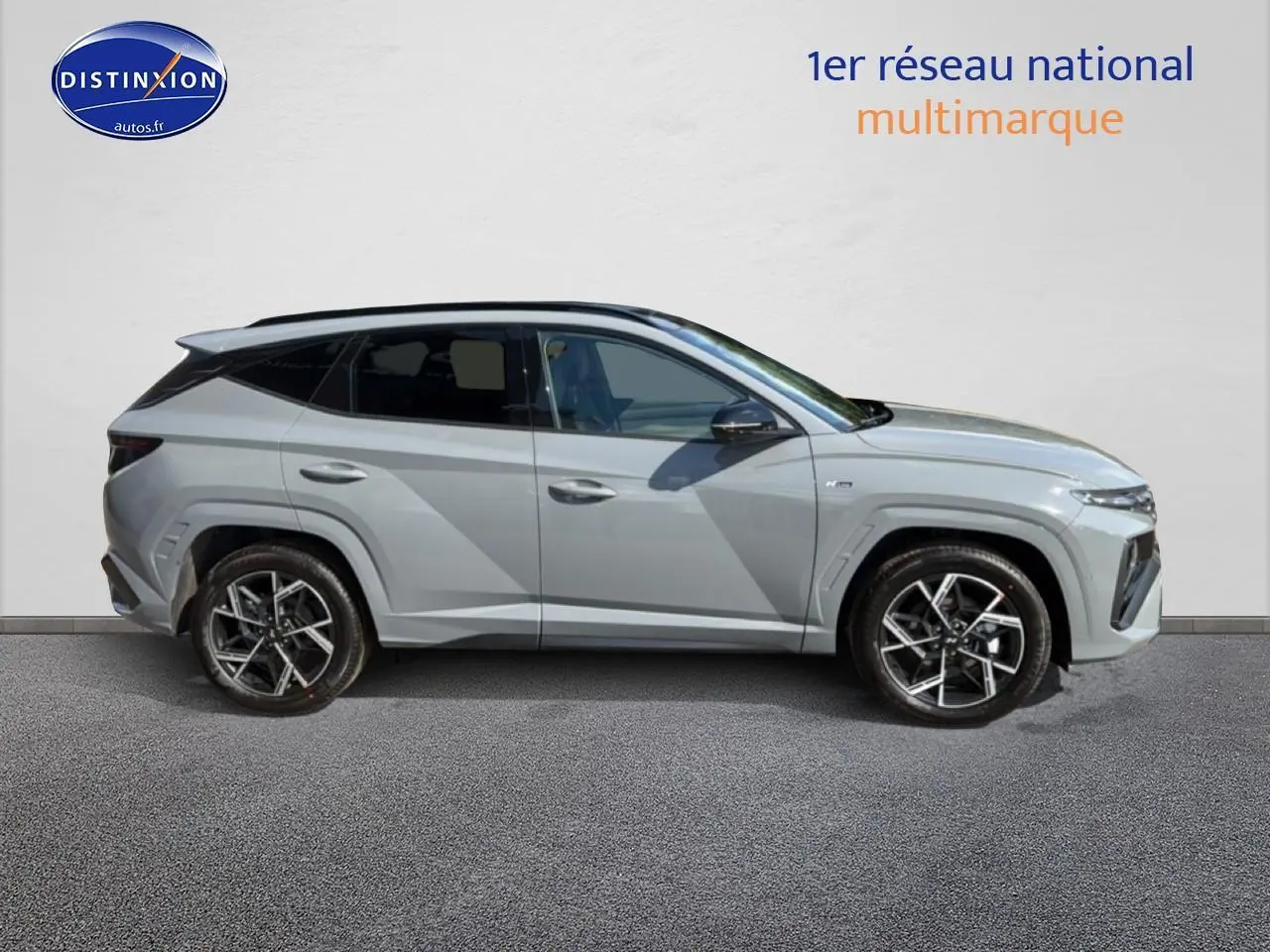 Vue latérale droite d’un Hyundai Tucson 2026 gris shadow avec jantes alliage et toit panoramique en verre.