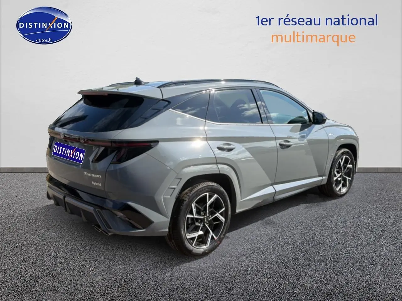 Vue 3/4 arrière droite d'un Hyundai Tucson gris shadow avec jantes alu et feux arrière LED noirs.