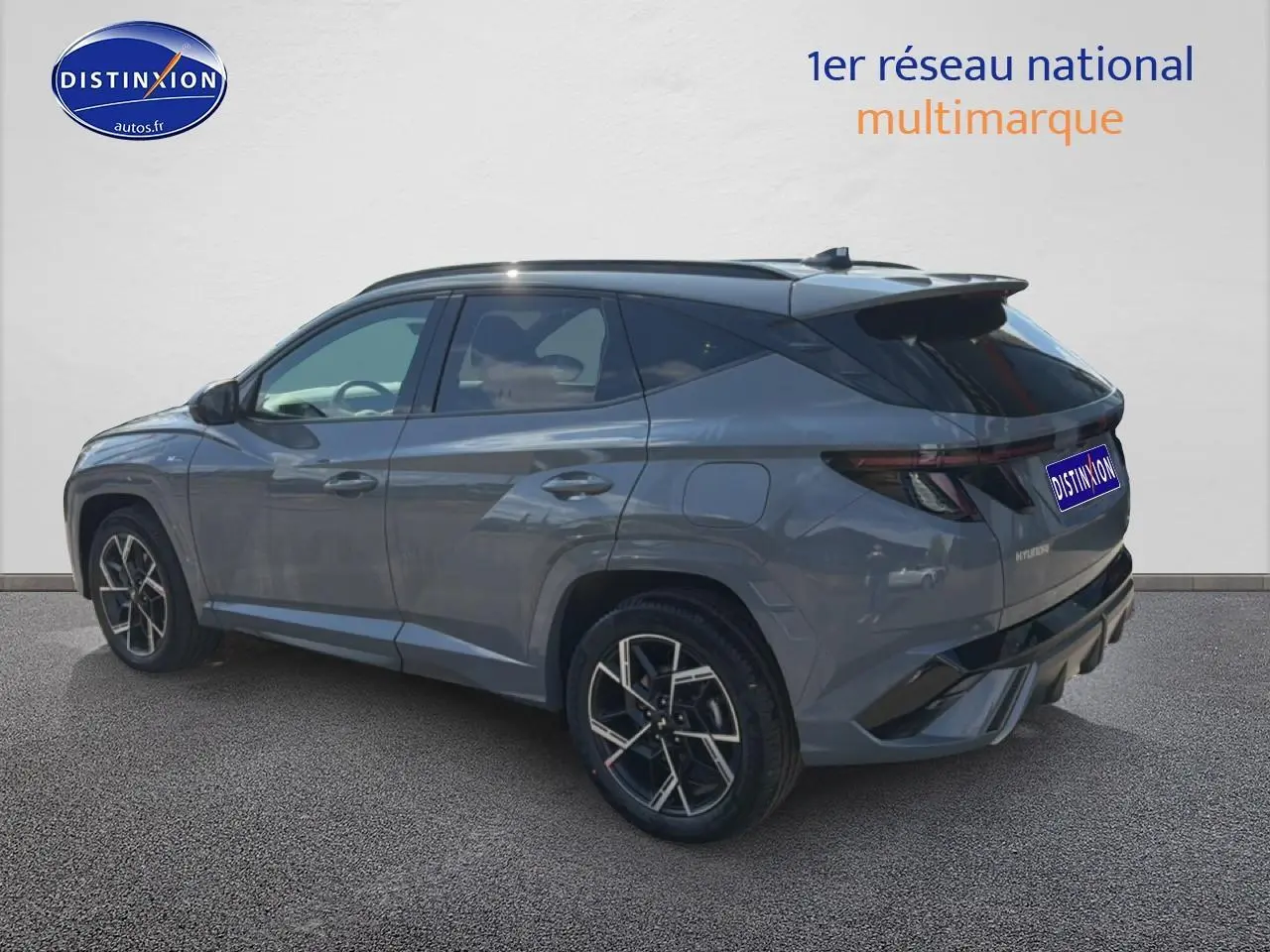 Vue 3/4 arrière droite du Hyundai Tucson gris shadow avec jantes alu et feux arrière LED distinctifs.